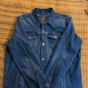 Signature by Levi Strauss & Co. Gold Label Men's Denim Trucker Jacket